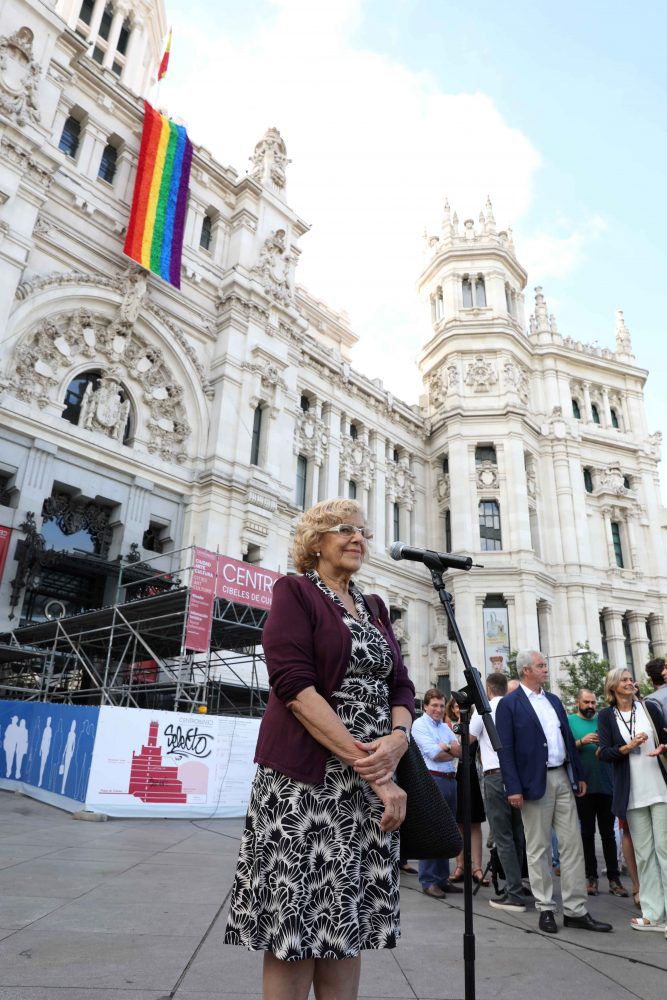 Manuela Carmena durante el acto de despliegue de la bandera arcoíris sobre la fachada del Ayuntamiento. 
