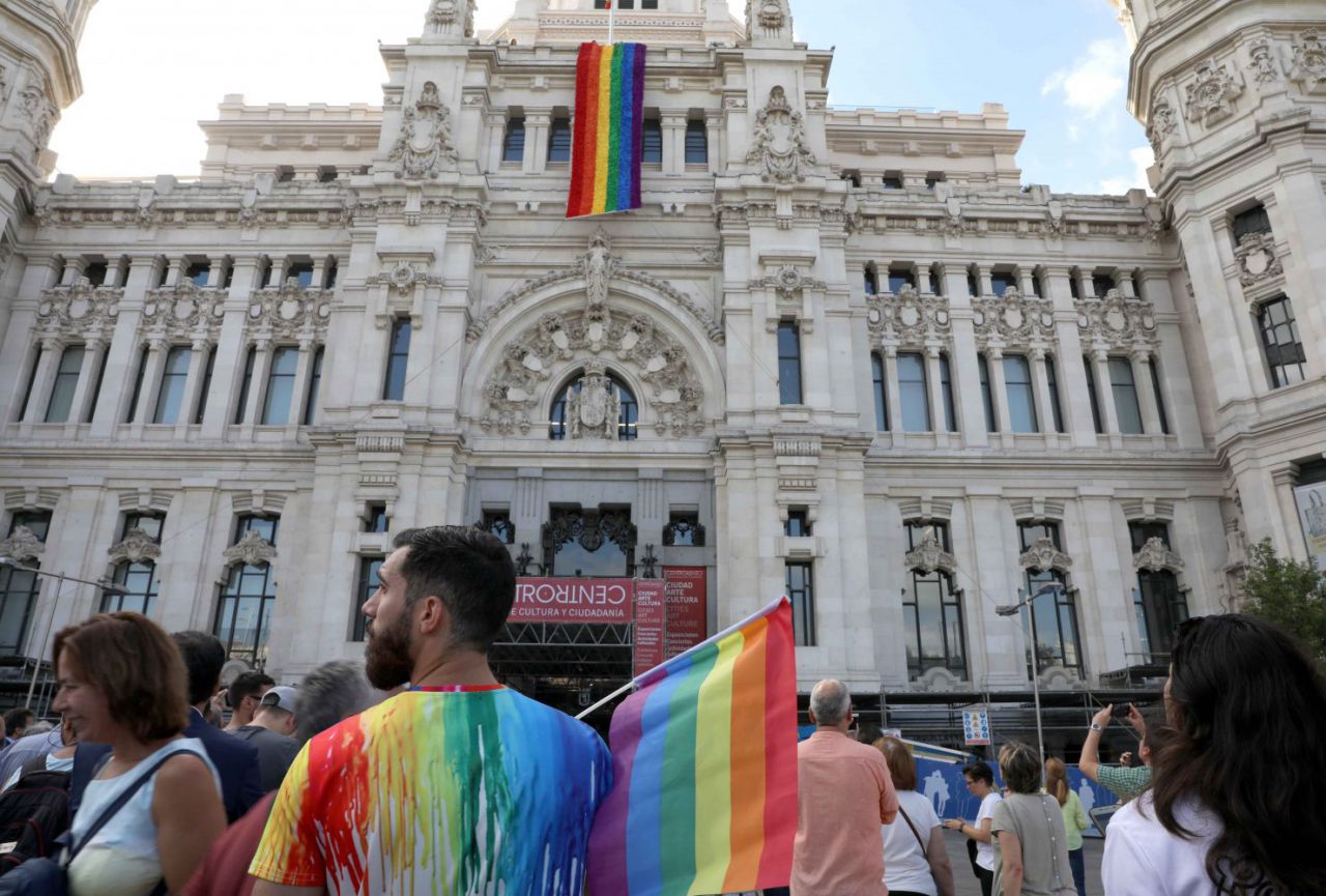 Despliegue de la bandera arcoíris sobre la fachada del Ayuntamiento.