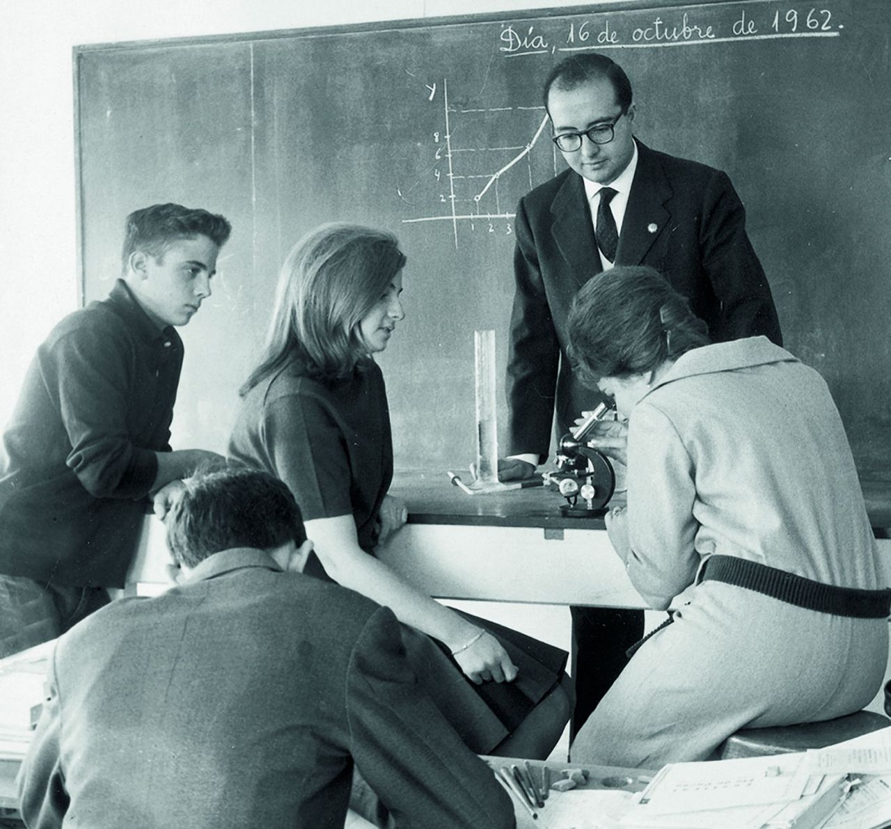 A principios de los sesenta apostó por las aulas mixtas, a pesar de que la ley franquista prohibía que chicos y chicas compartieran clase en la escuela.