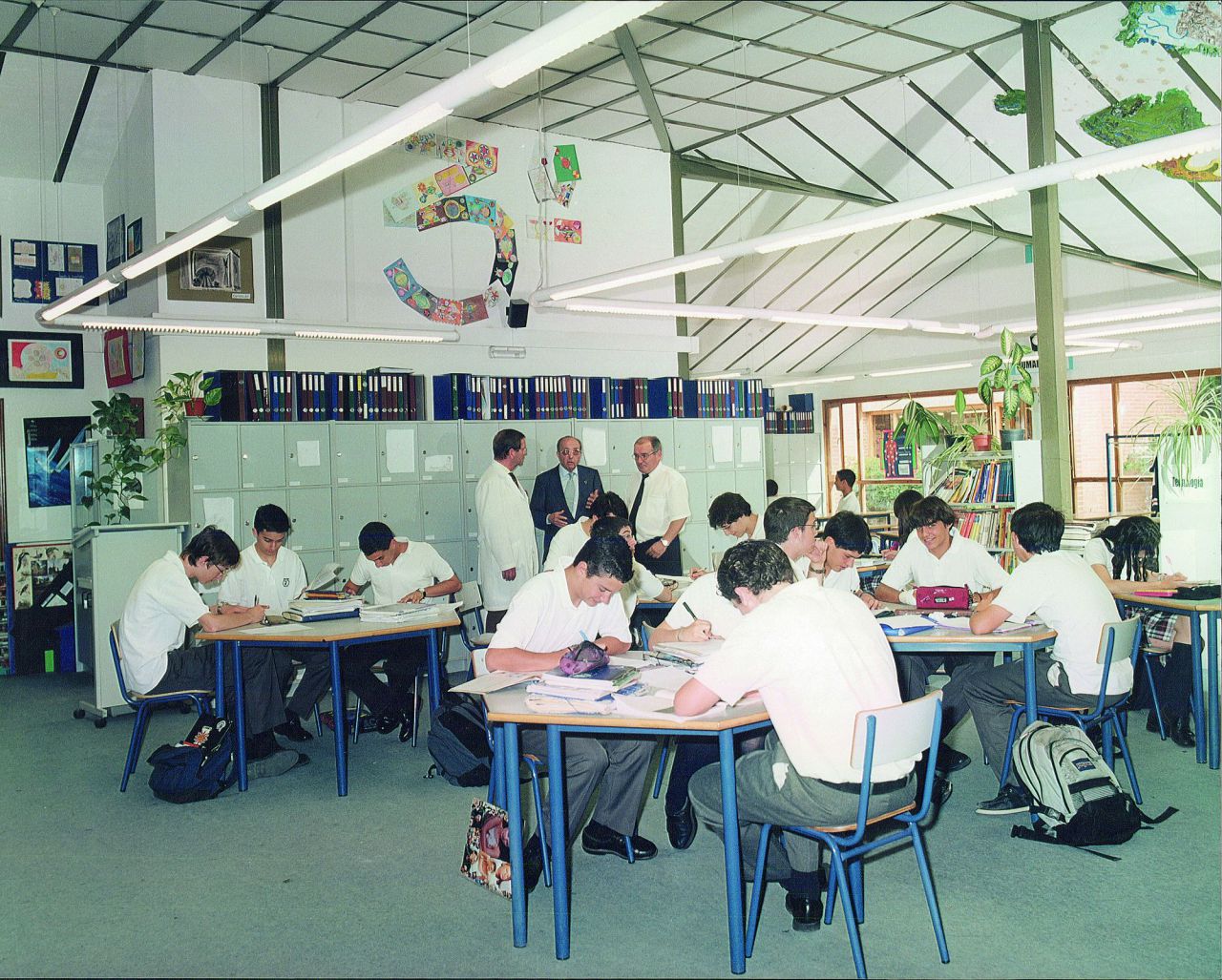 El espacio mismo se concibe como un educador más, optando por fórmulas poco convencionales como las aulas flexibles e inteligentes de los noventa.