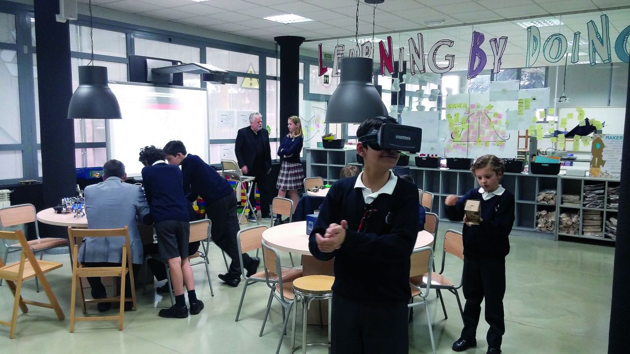 La última revolución son los makerspaces, donde se lleva la teoría del 'learning by doing' a la máxima expresión en un espacio abierto, de libre movimiento y elección y apoyado en las últimas tecnologías.