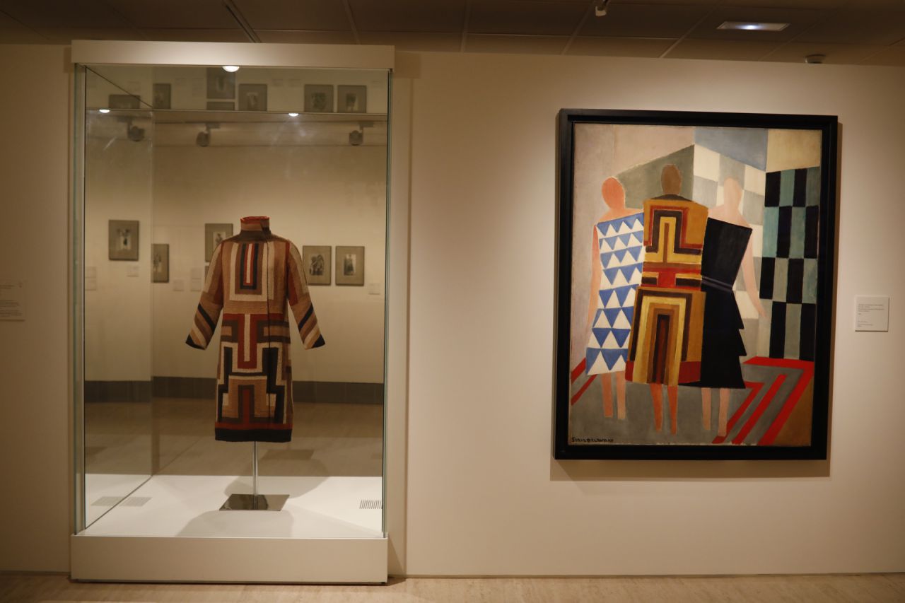 'Sonia Delaunay. Arte, diseño y moda' será la primera exposición monográfica de la artista en nuestro país, una combinación de pinturas, diseños de moda y textiles que conviven en una única muestra. 