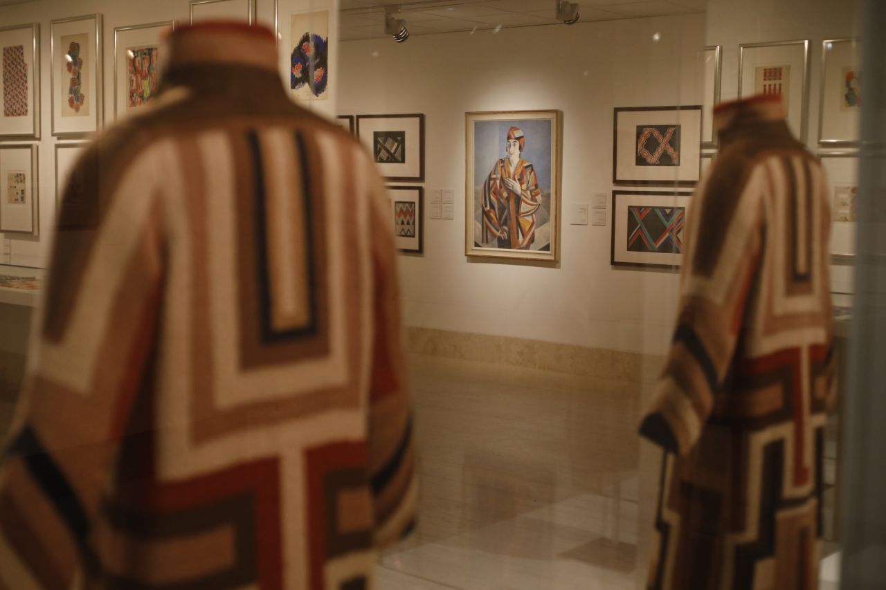 'Sonia Delaunay. Arte, diseño y moda' será la primera exposición monográfica de la artista en nuestro país, una combinación de pinturas, diseños de moda y textiles que conviven en una única muestra. 