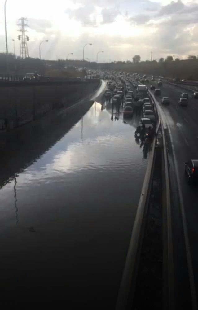 La M-40 ha tenido que ser cortada en algunos tramos por grandes balsas de agua