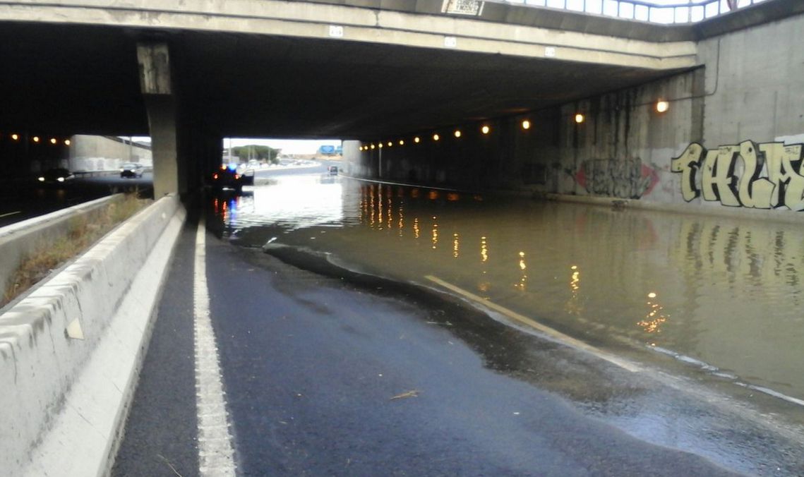 Un túnel de la M-40, a la altura de Alcorcón, cortado al tráfico por la intensa lluvia