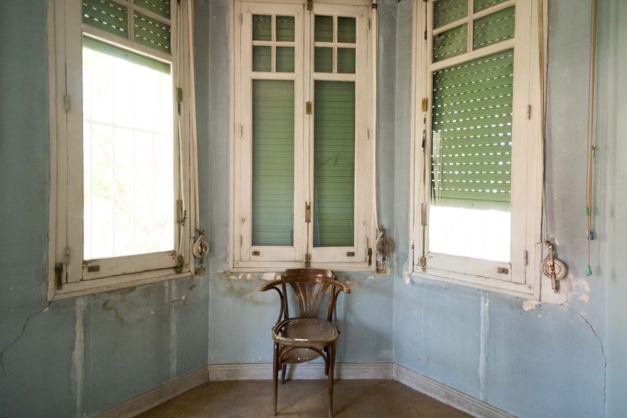 Silla en la habitación principal.