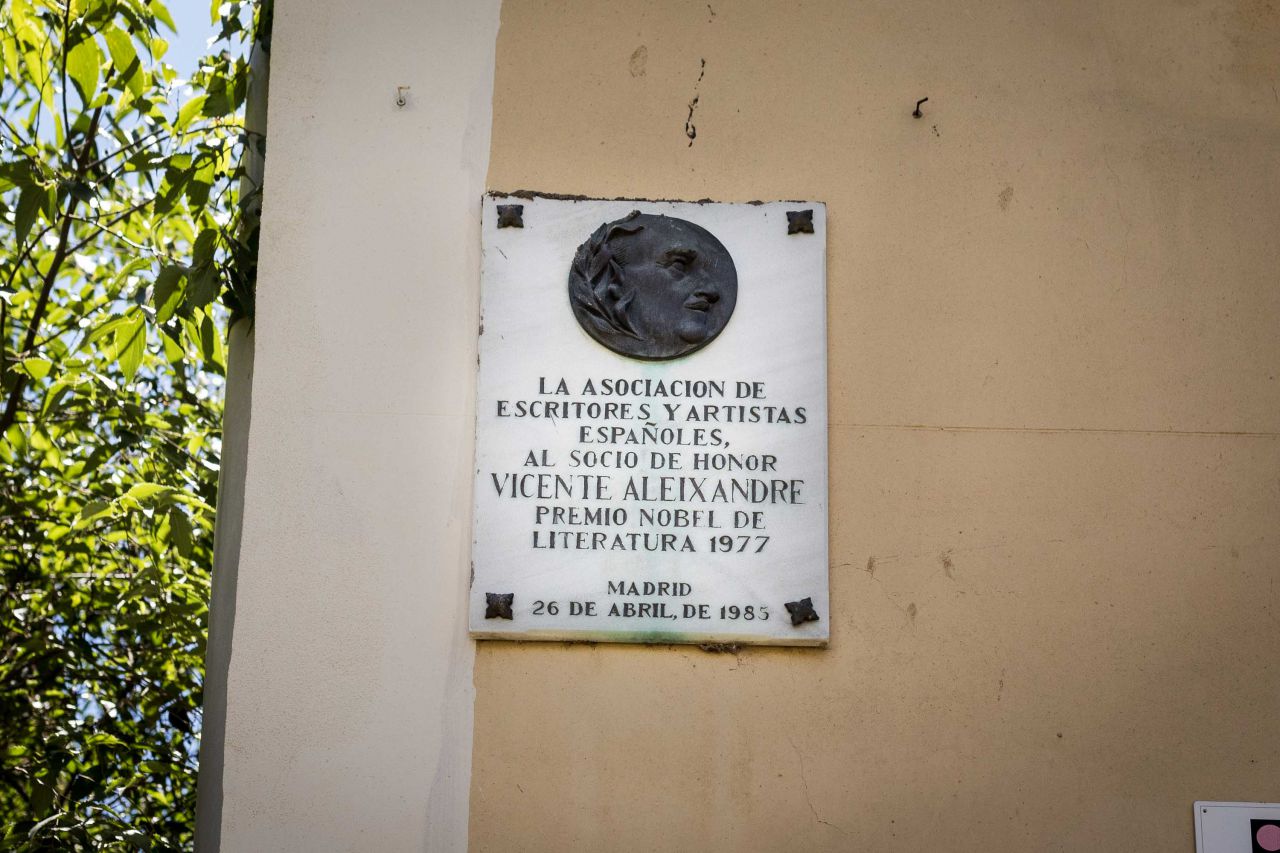 Placa conmemorativa de la Asociación de escritores y artistas españoles en reconocimiento por haber conseguido el Premio Nobel en 1977.