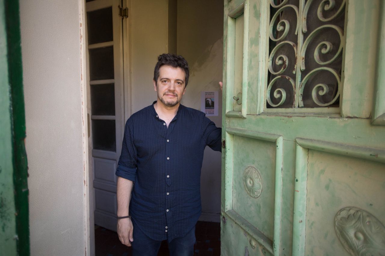 Alejandro Sanz, presidente de la Asociación Amigos de Vicente Aleixandre, en la puerta principal de la casa