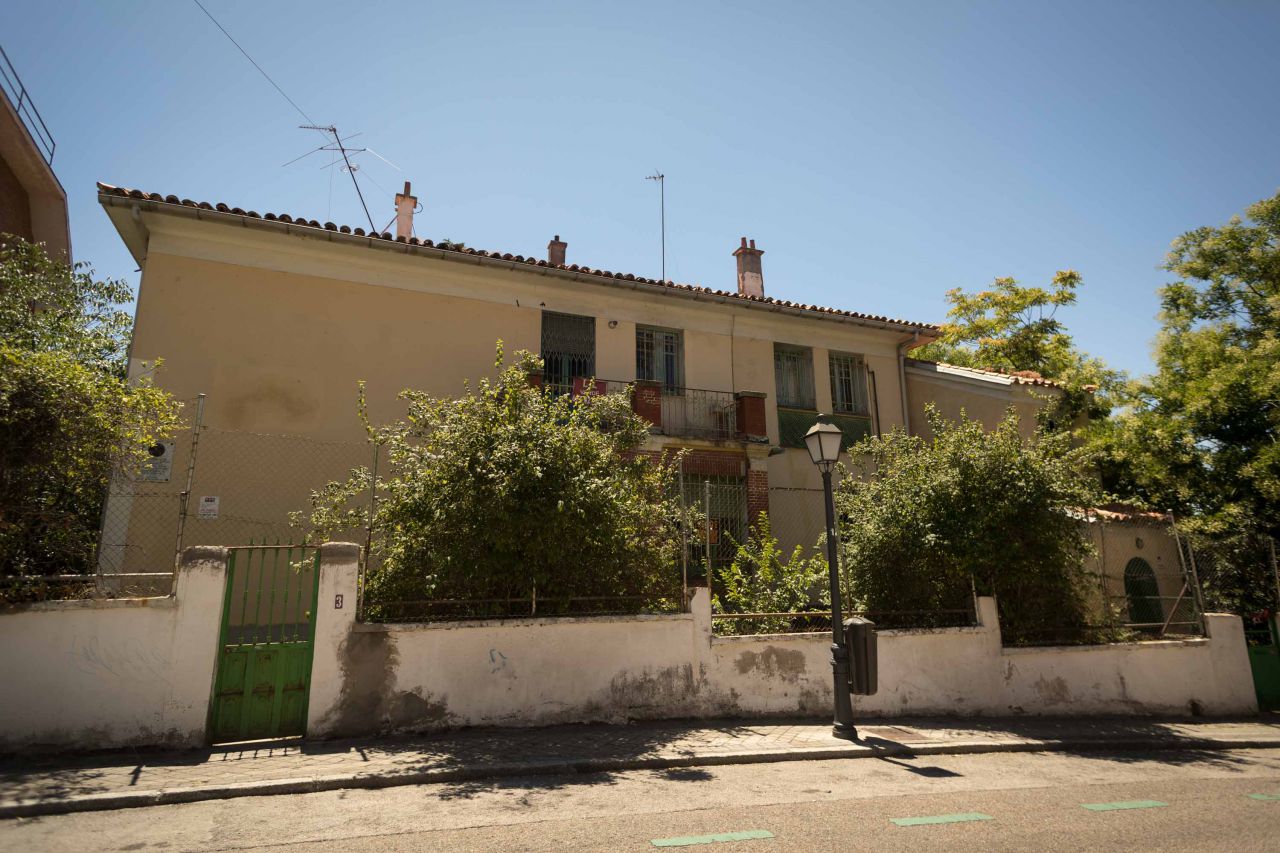 Vista frontal de la casa desde la calle Vicente Aleixandre.