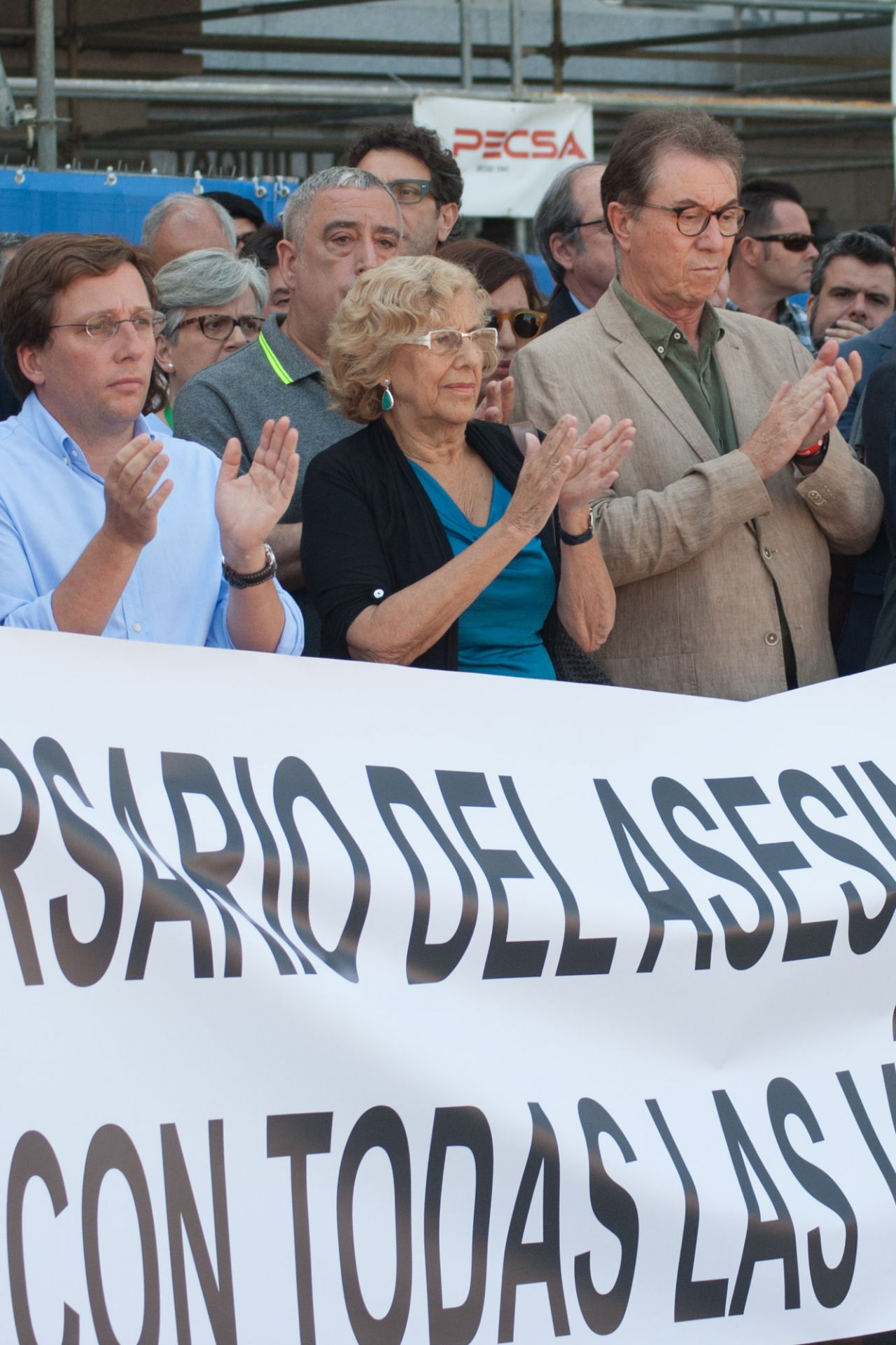 Pancarta desplegada en la concentración convocada por el Ayuntamiento. 