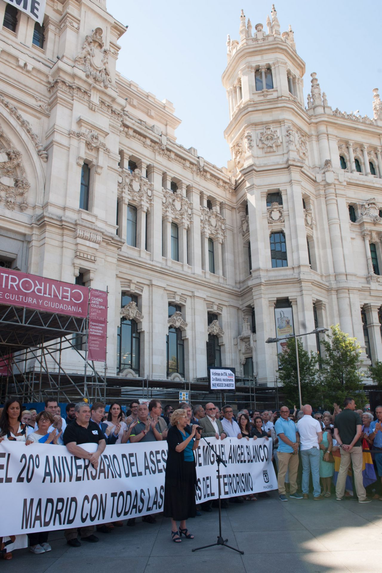 Ya en Cibeles, el homenaje ha recordado a todas las víctimas de terrorismo. 