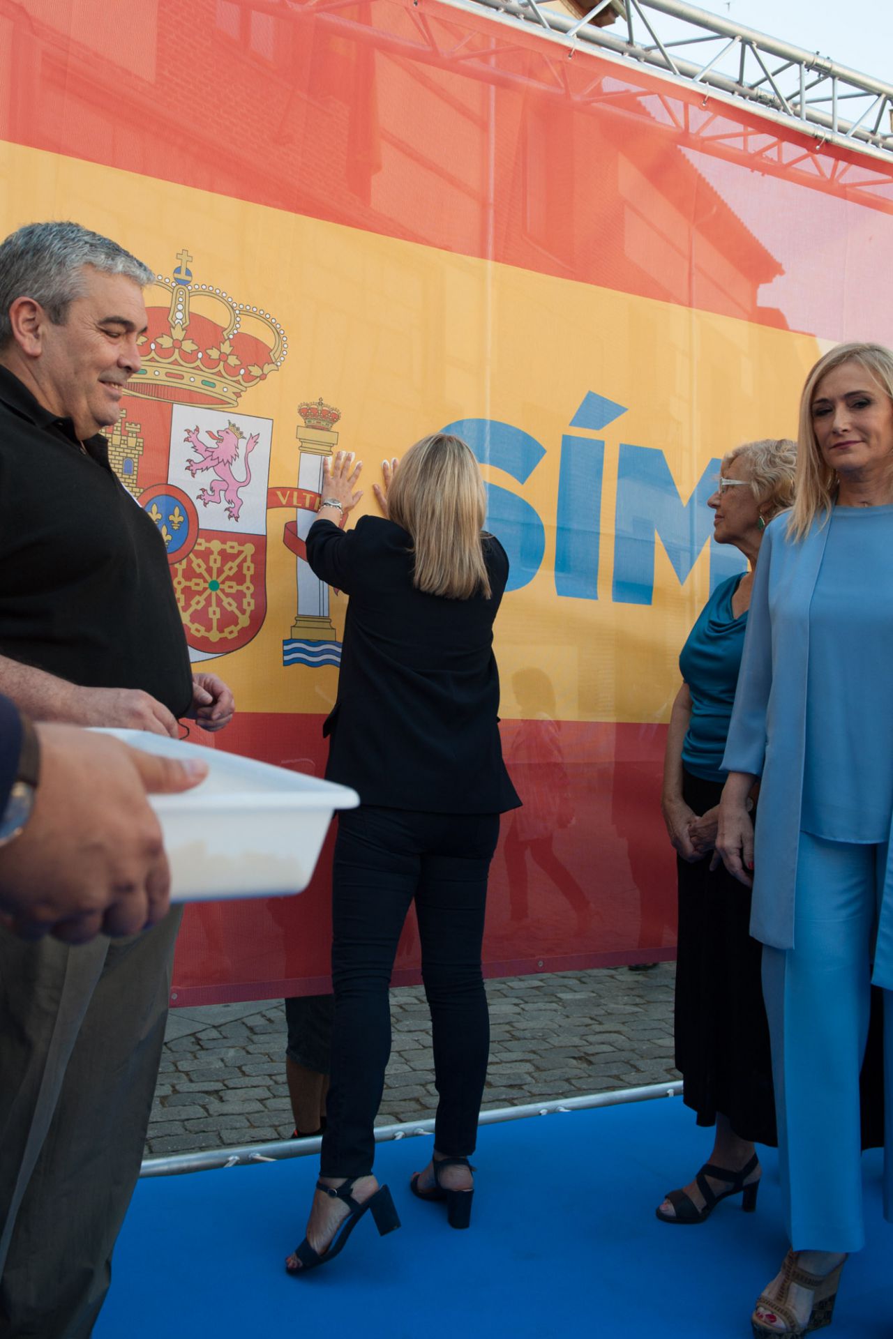 Mari Mar Blanco imprime sus manos en el mural en homenaje a su hermano.