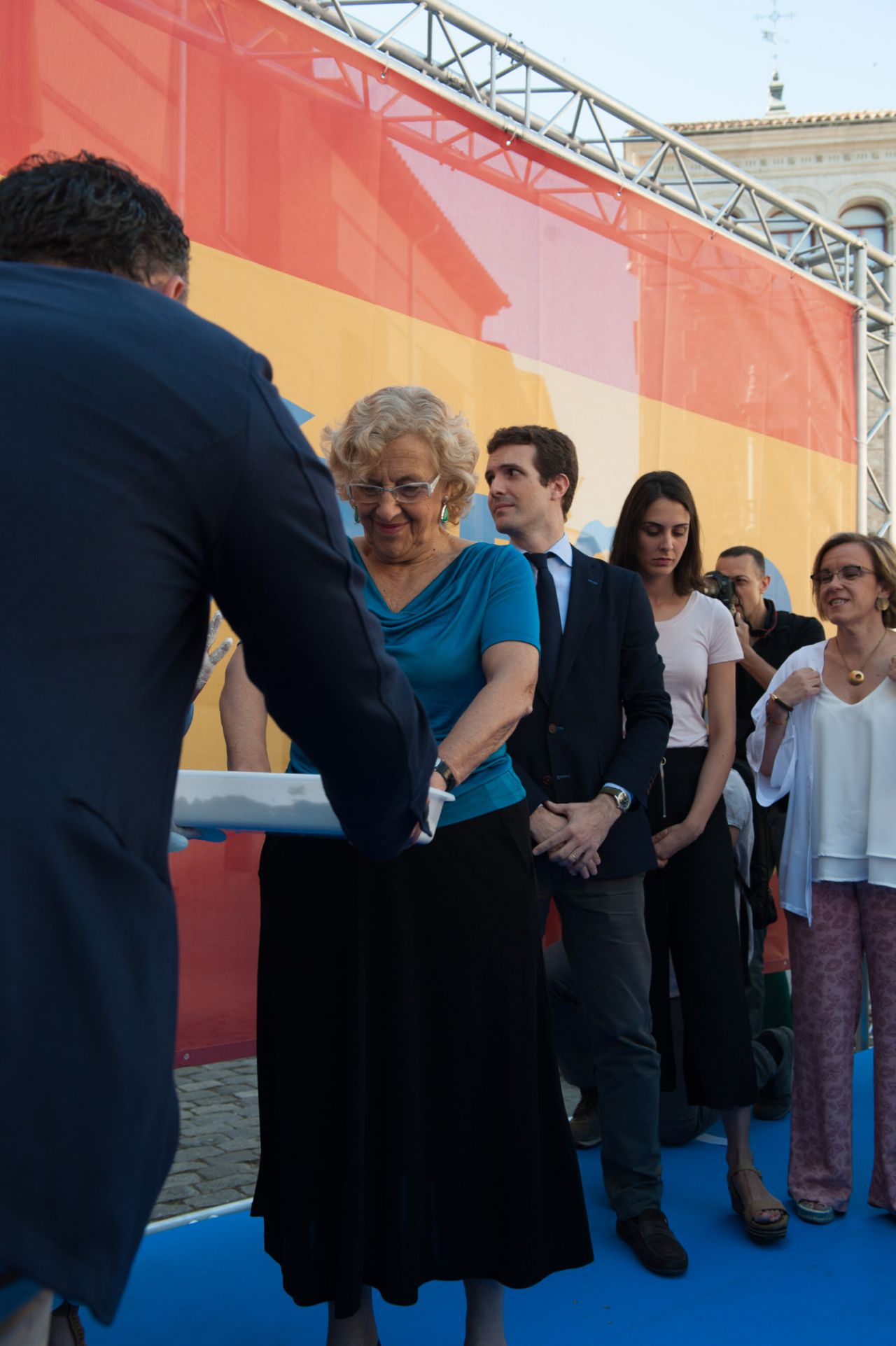 Manuela Carmena se pinta las manos de blanco.