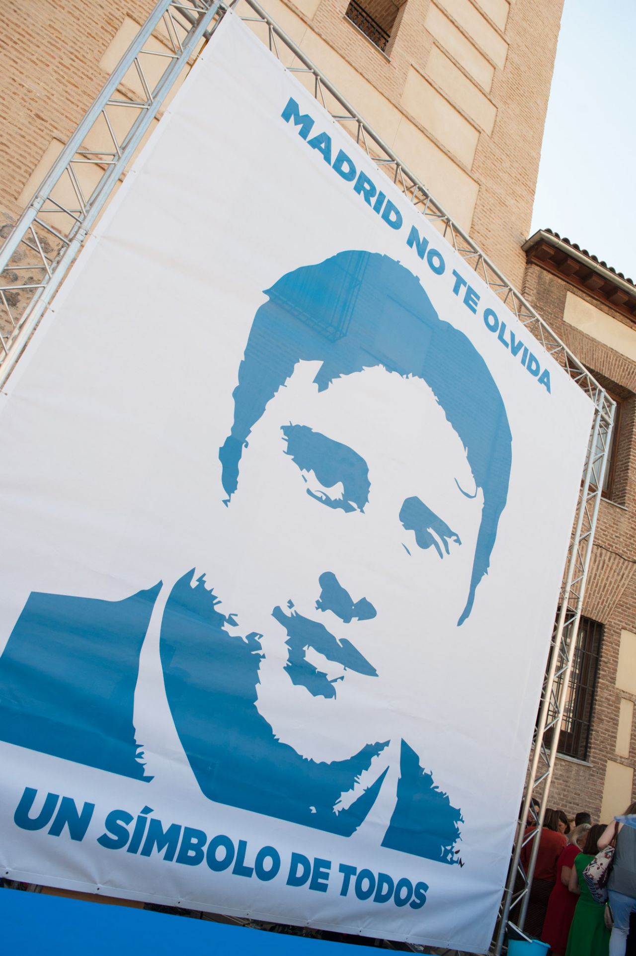 Pancarta con el rostro de Blanco.