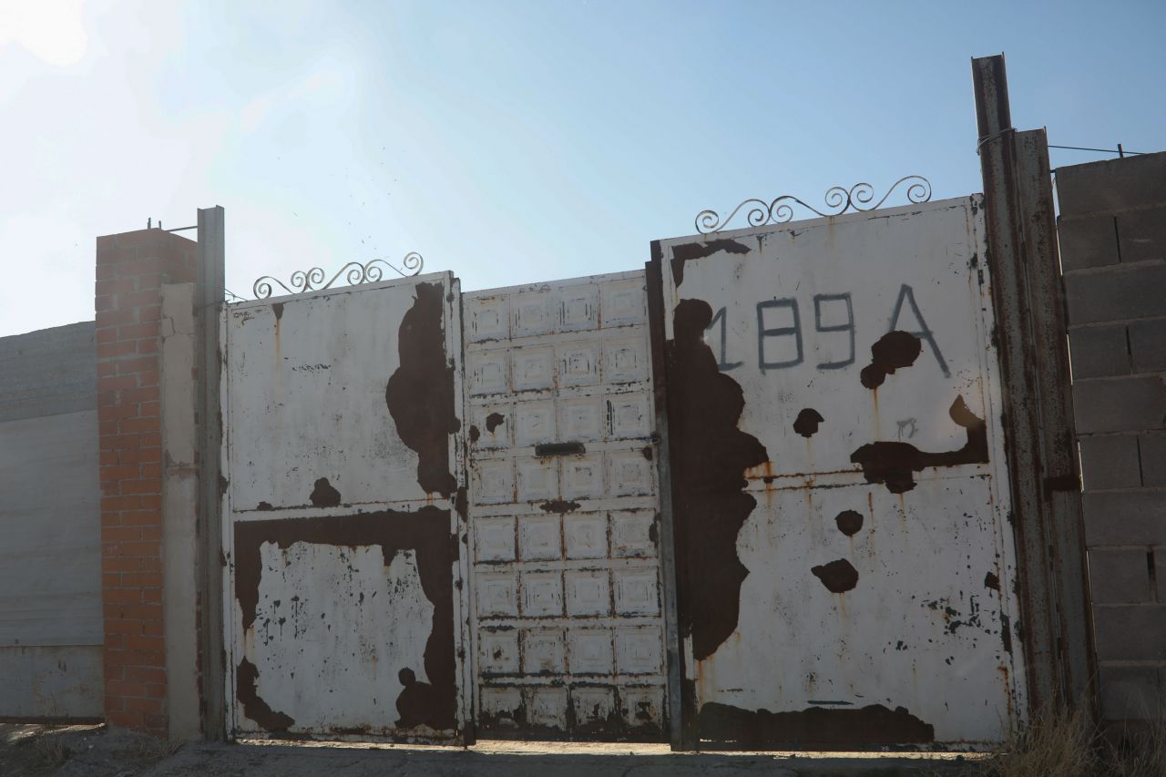 Puerta de una infravivienda en el sector 6 de la Cañada Real