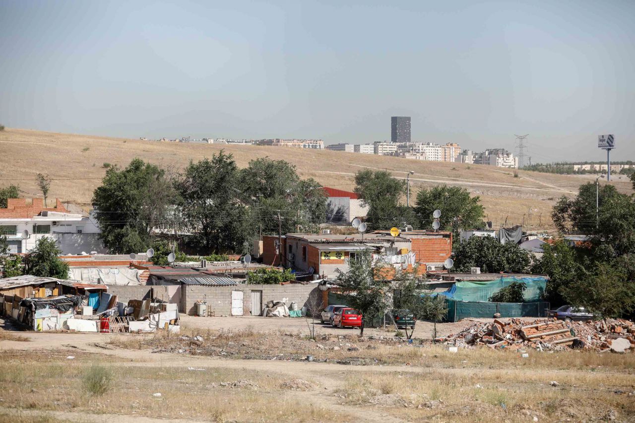 Vista del sector 6 de la Cañada Real desde la antigua fábrica de muebles, actual sede de varias asociaciones y ONG's que operan en la Cañada.