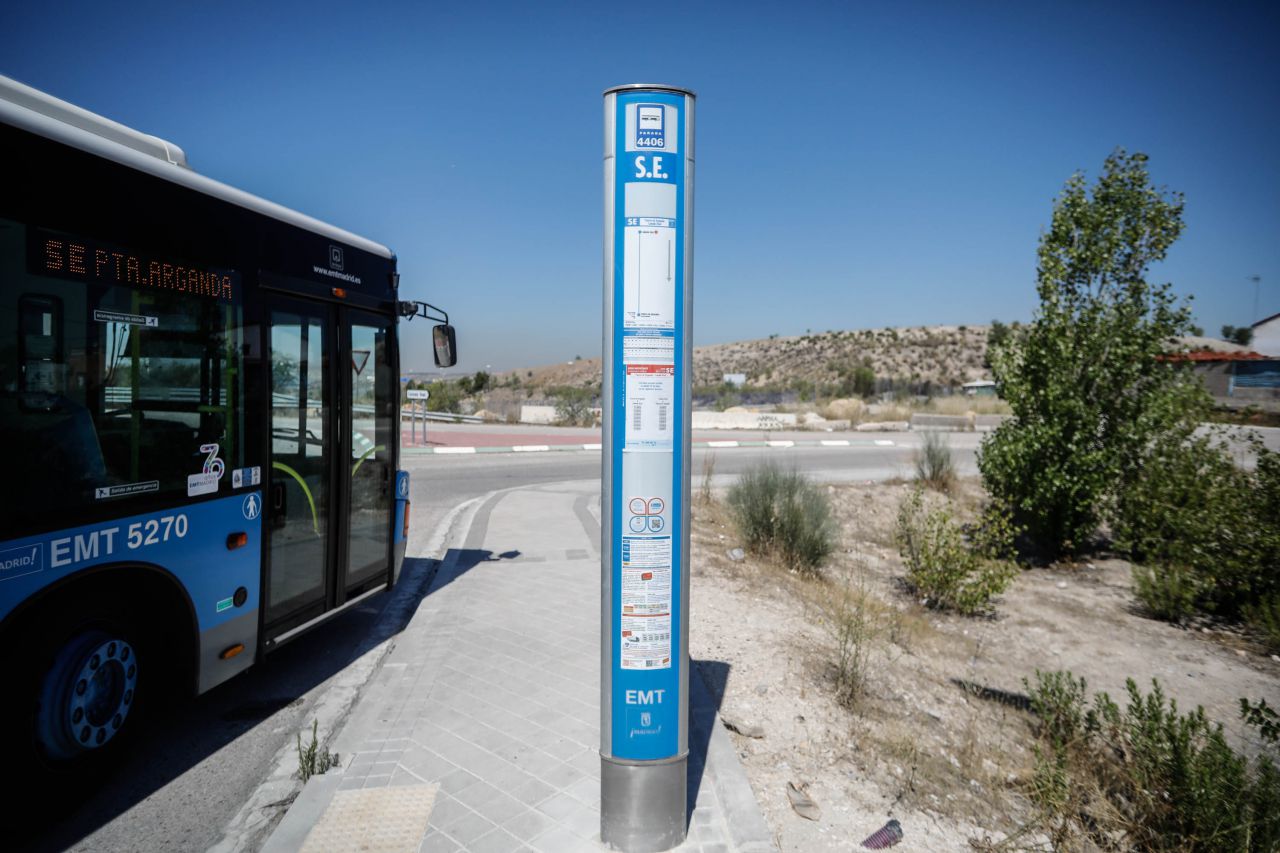 Autobús de la EMT que conecta el sector 3 y 2 de la Cañada Real con Vicálvaro.