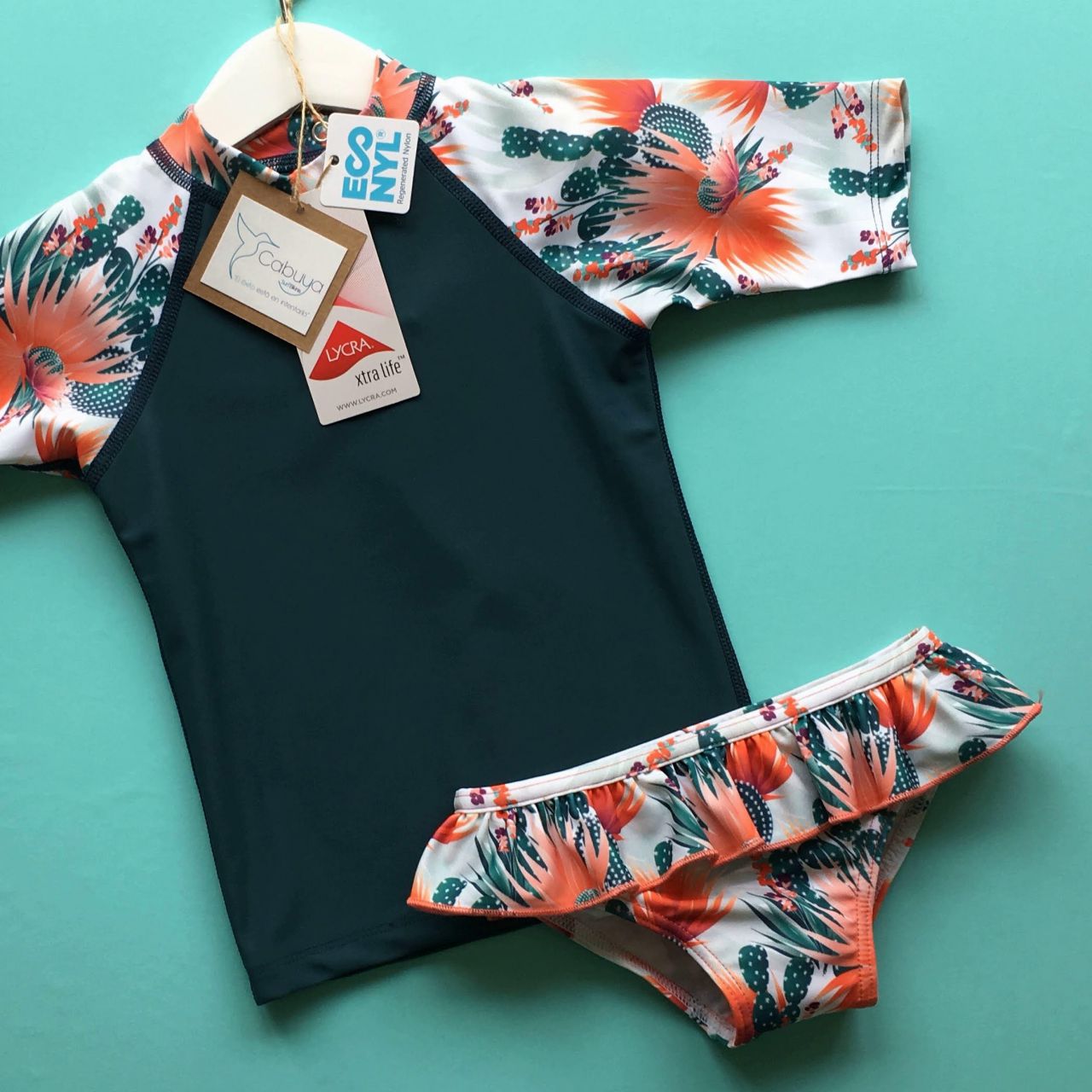 En Cabuya Surf Bikinis utiliza un material llamar Ecolyn para sus bikinis