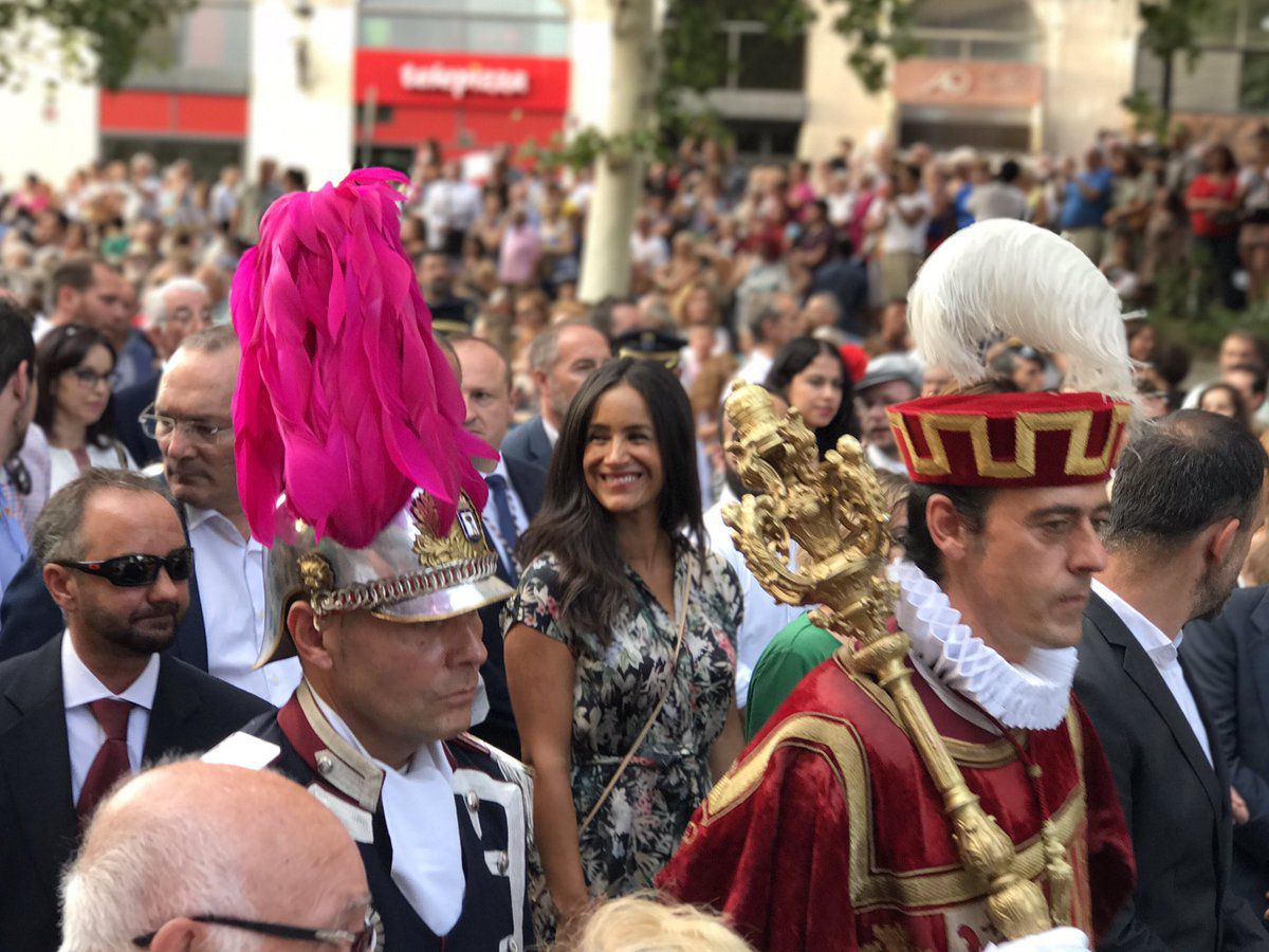 Algunos políticos acompañado a la Virgen durante la procesión