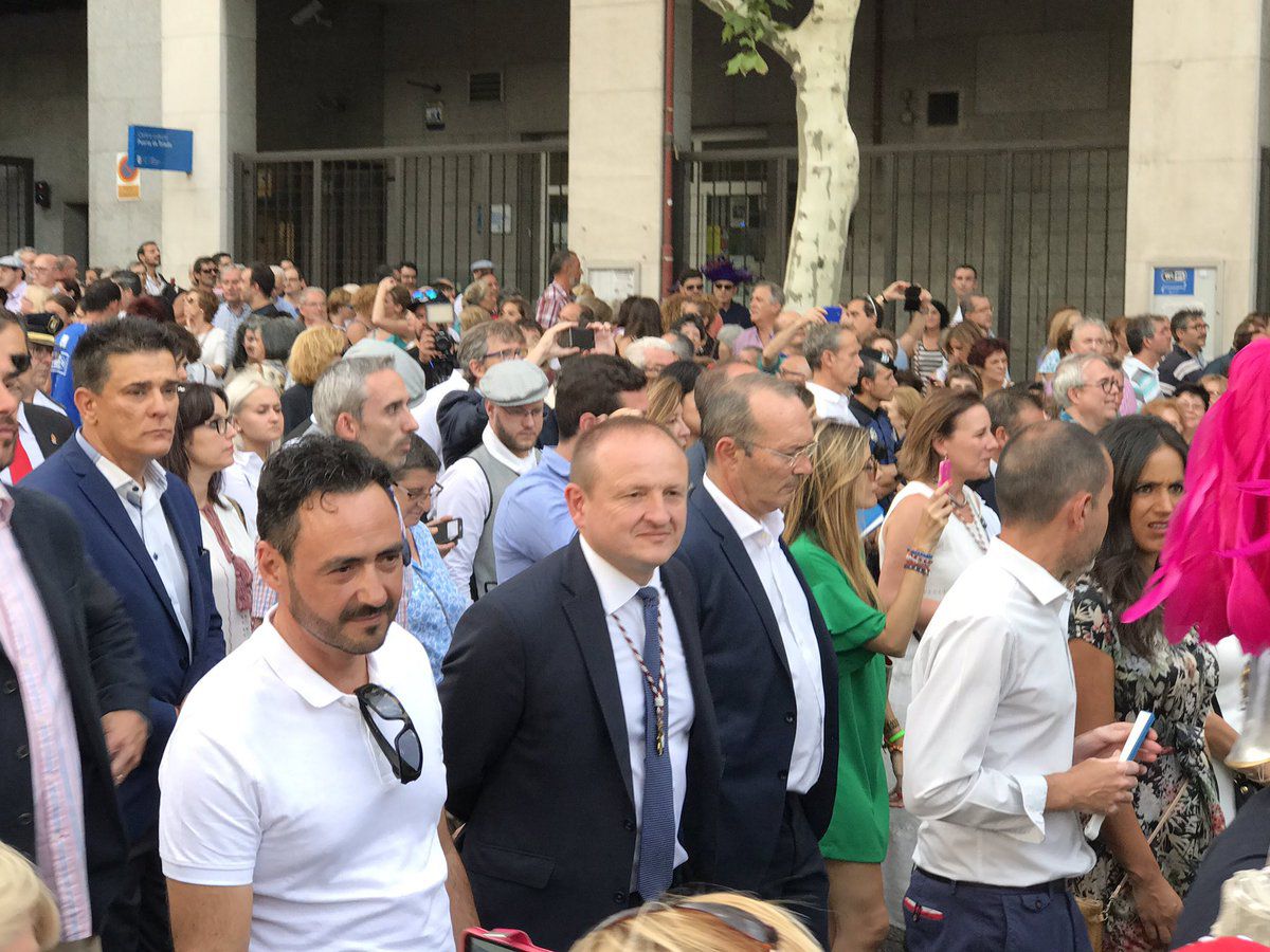 Algunos políticos acompañado a la Virgen durante la procesión