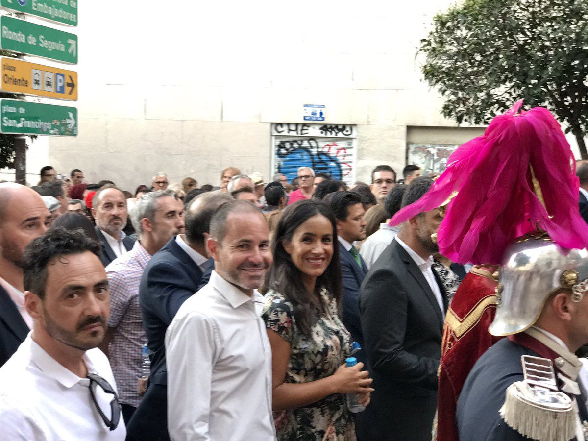 Algunos políticos acompañado a la Virgen durante la procesión