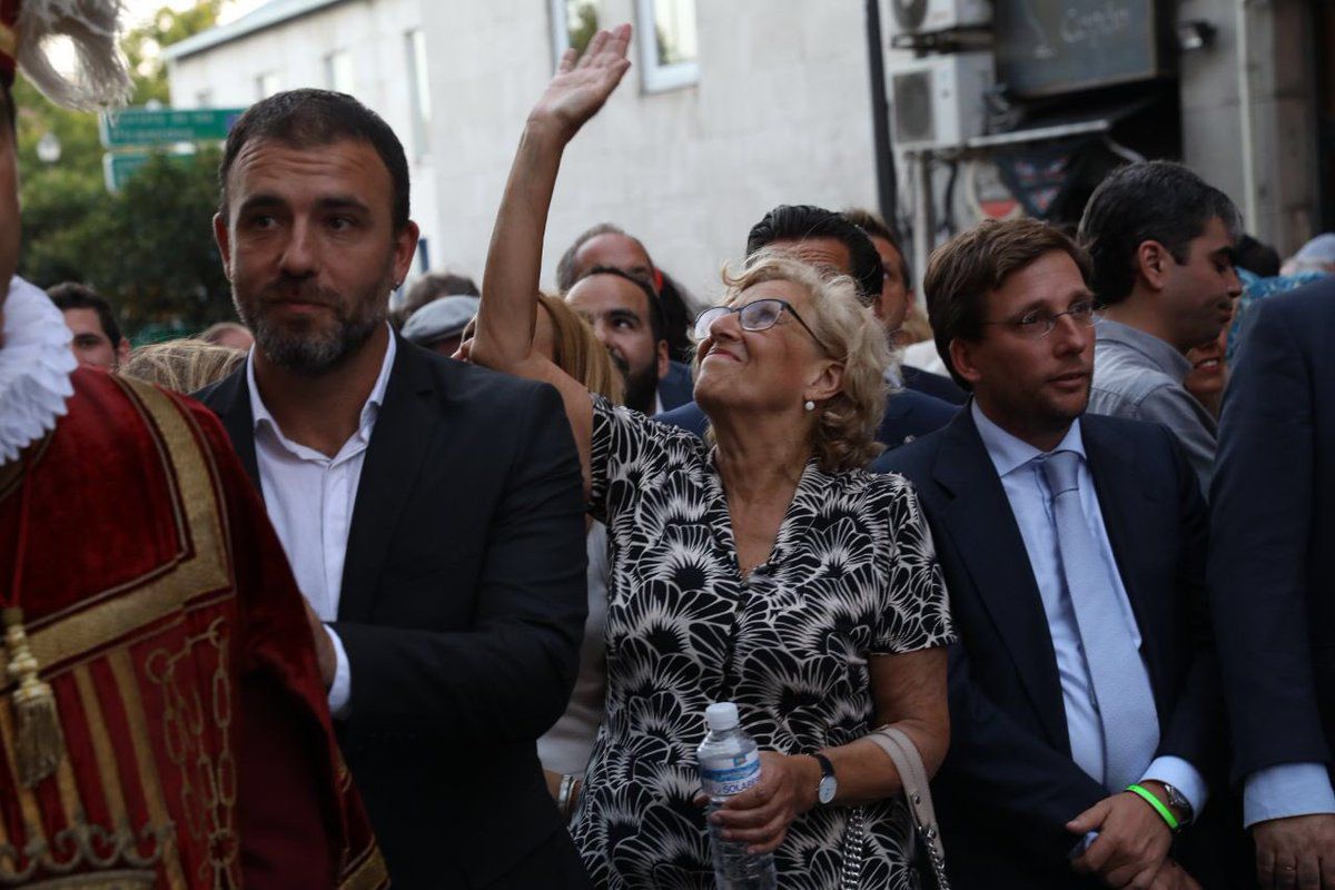 Algunos políticos acompañado a la Virgen durante la procesión