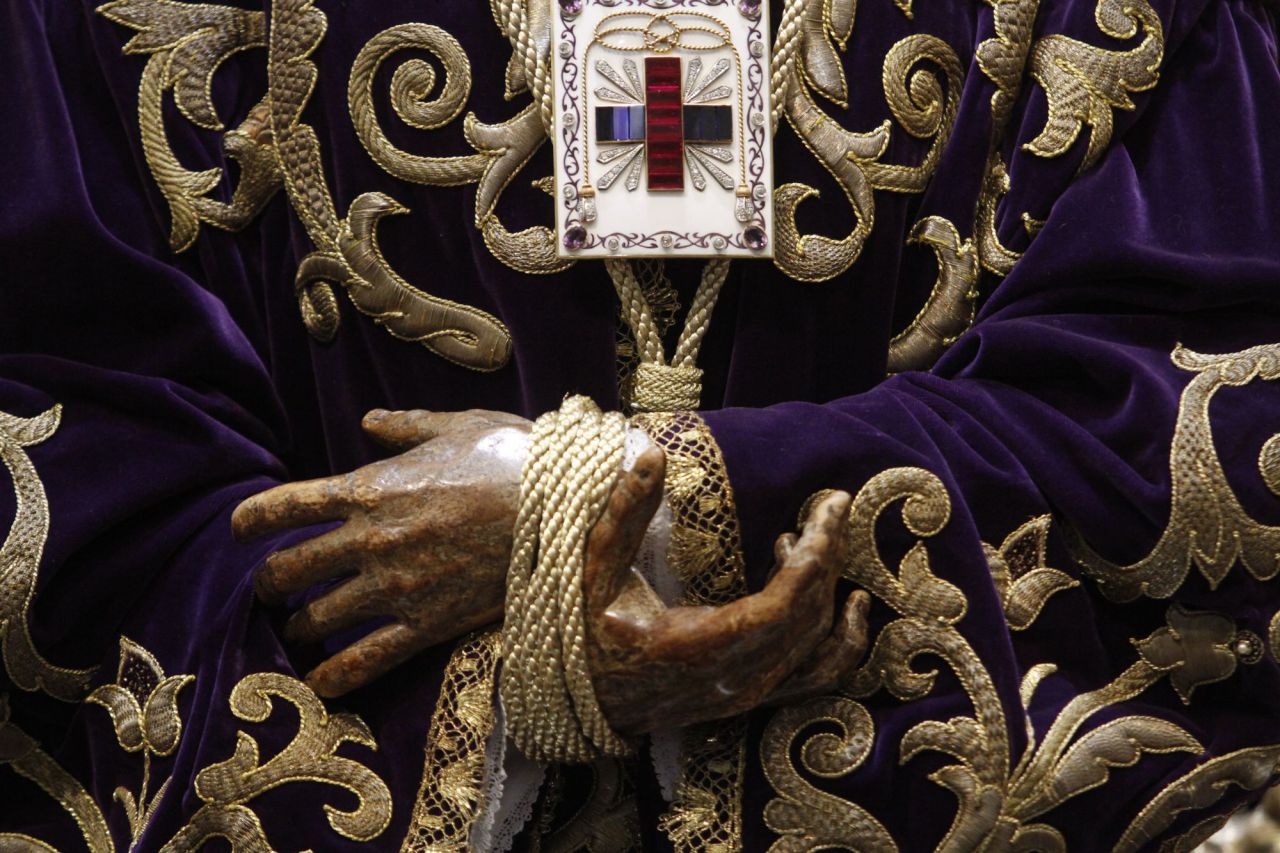 Detalle de las manos de la talla de Jesús Nazareno, Cristo de Medinaceli.