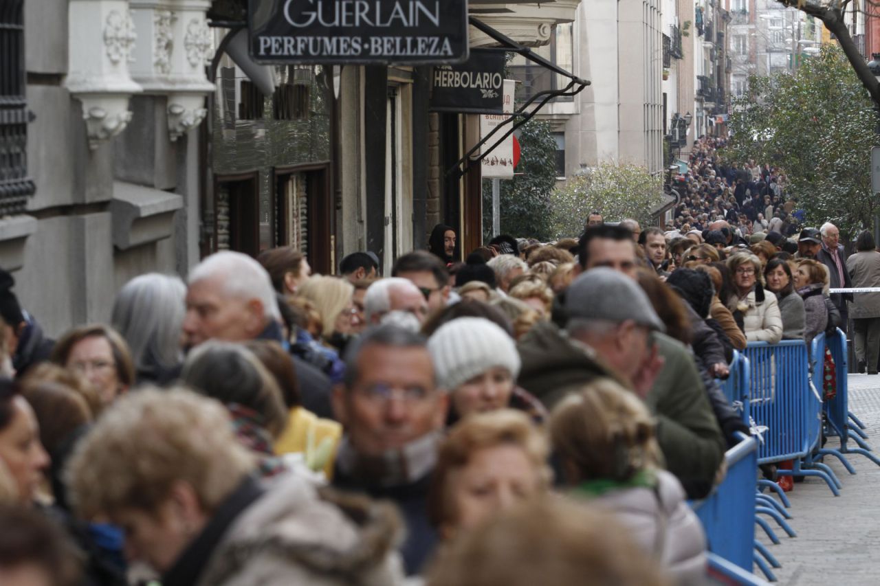Cada año, miles de personas hacen cola para besar los pies de Jesús Nazareno, Cristo de Medinaceli.