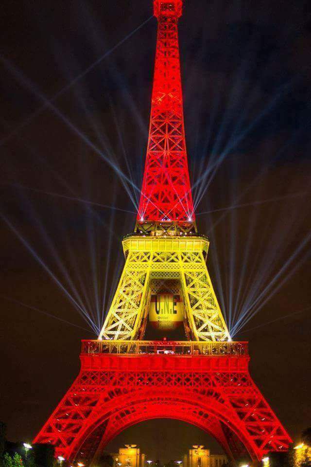 La Torre Eiffel de París luce la bandera española en honor a las víctimas de los atentados de Cataluña