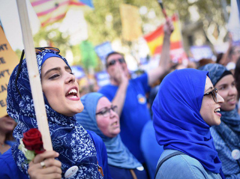 Musulmanes también salen a la calle a protestar contra los ataques terroristas