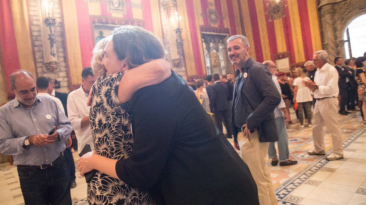 Manuela Carmena se abraza con Ada Colau a su llegada a Barcelona