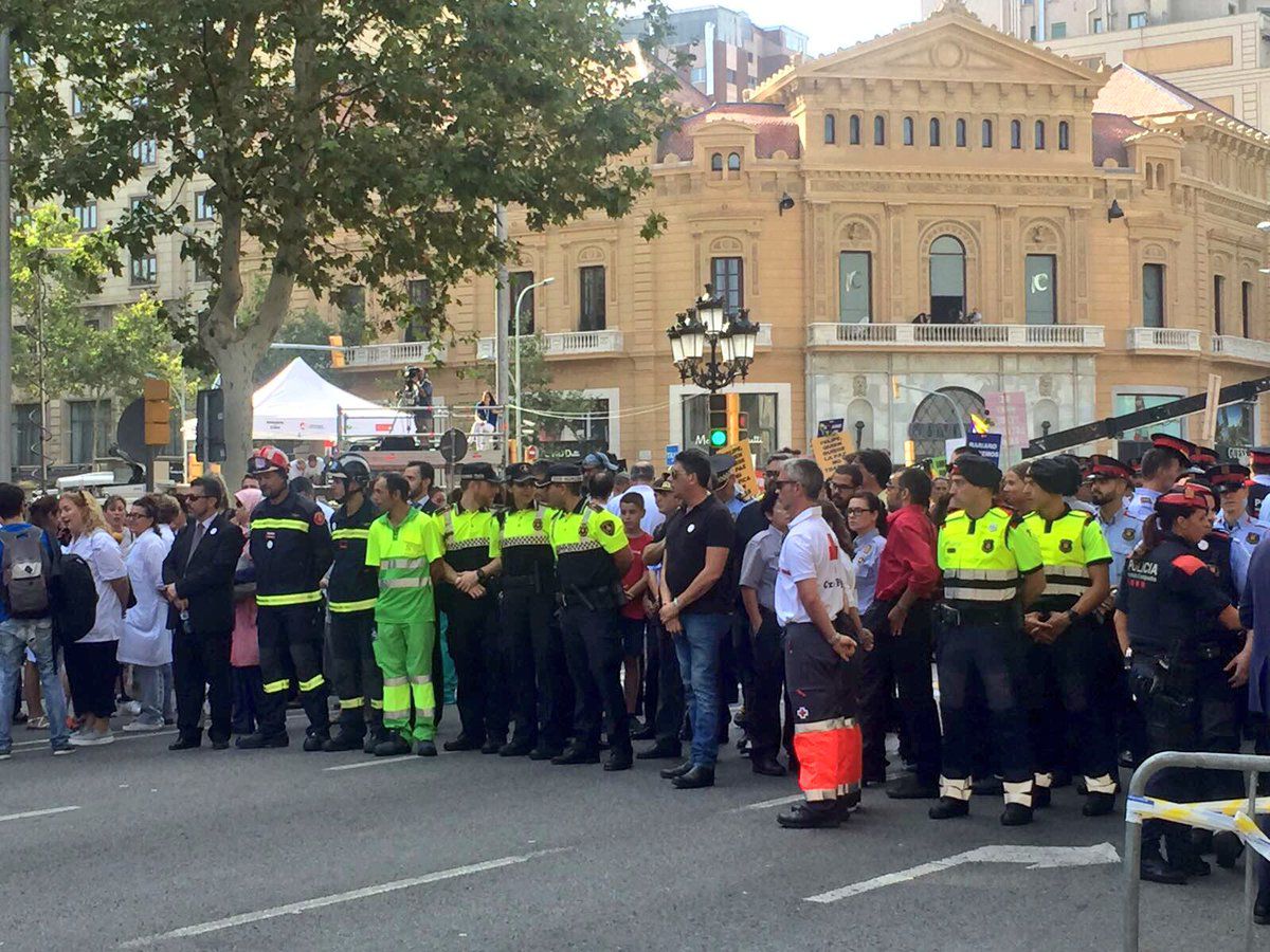 Los cuerpos de emergencias y seguridad encabezan la marcha contra el terrorismo