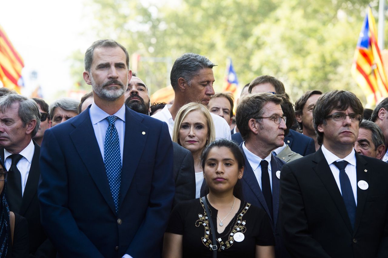Cristina Cifuentes y el Rey en la manifestación contra el terrorismo en Barcelona