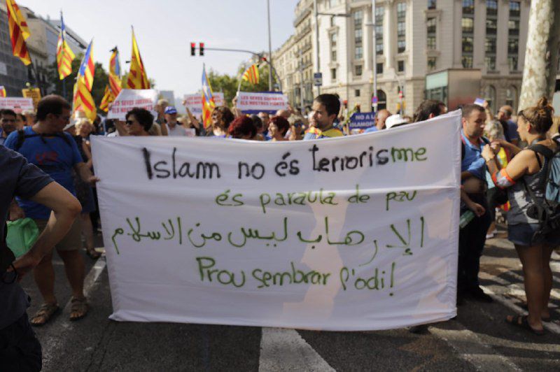 Musulmanes también salen a la calle a protestar contra los ataques terroristas