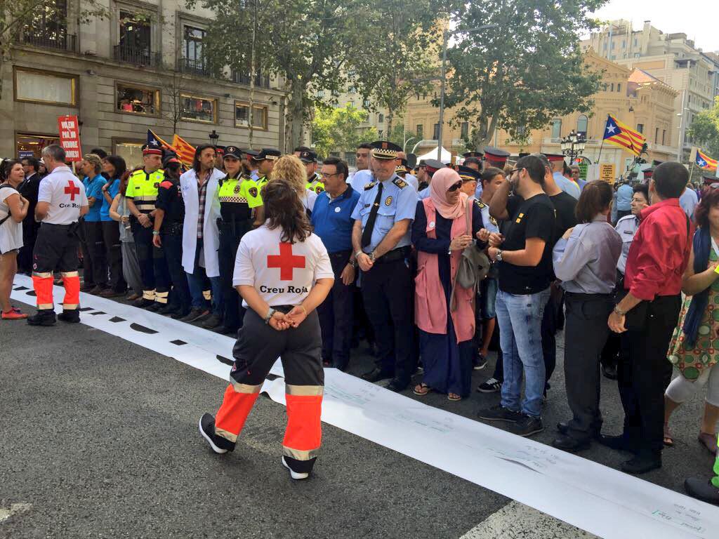 Los cuerpos de emergencias y seguridad encabezan la marcha contra el terrorismo