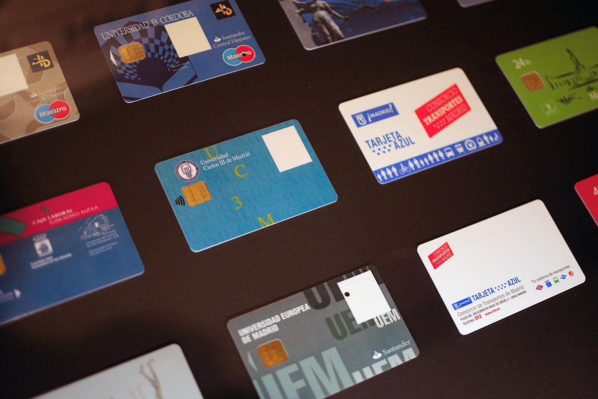 Tarjetas de seguridad y credenciales de distintas características.