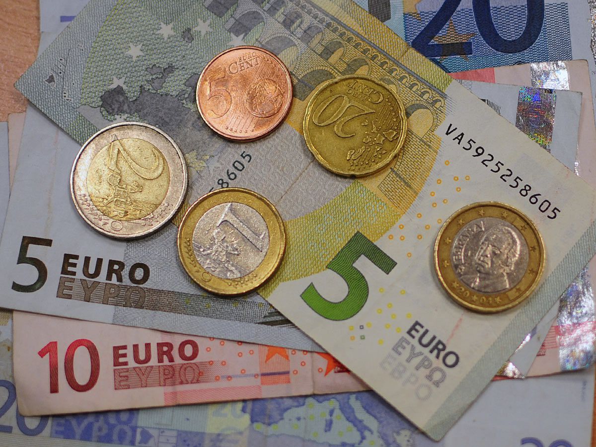 Dinero, billetes y monedas de 5, 10 , 20, 1, 2 y centimos de euros.