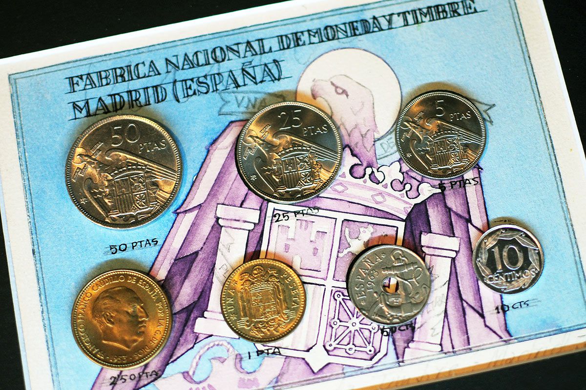 Monedas de pesetas franquistas con distintos valores entre 10 céntimos. y 50 pesetas
