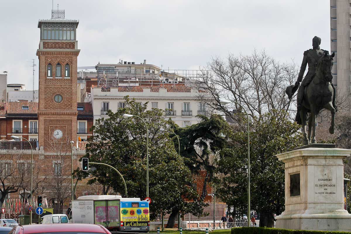 Retirada del cartel de Firestone del edificio de detrás de la Casa Árabe.