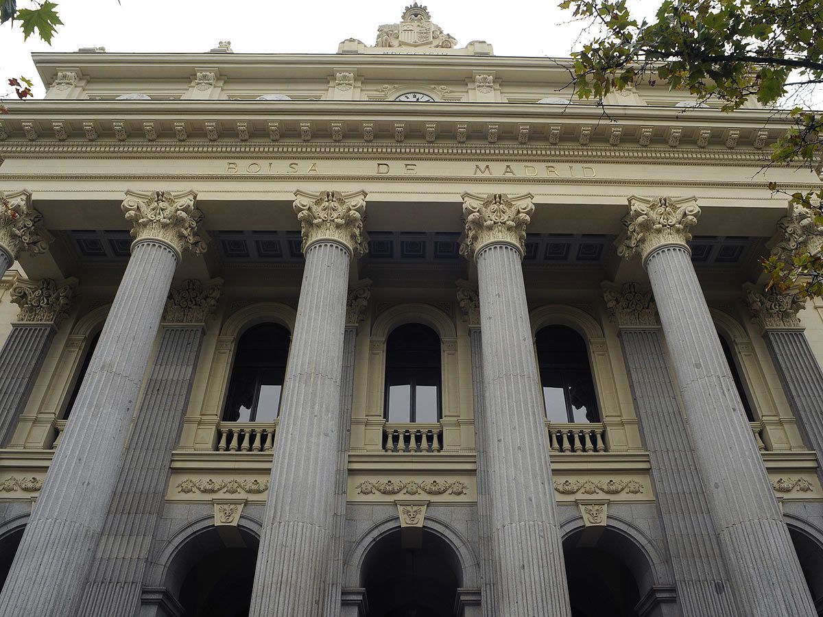 Fachada frontispicio de columnas de la Bolsa de Madrid