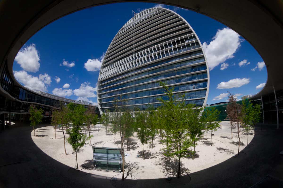 Edificio 'La Vela' que forma parte de la ciudad financiera del BBVA en el barrio de Las Tablas en Madrid.