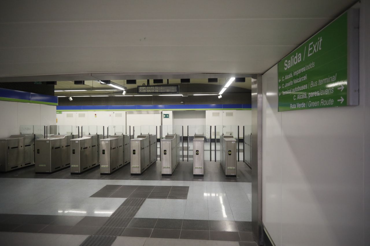 Tornos de acceso y señalética renovados.