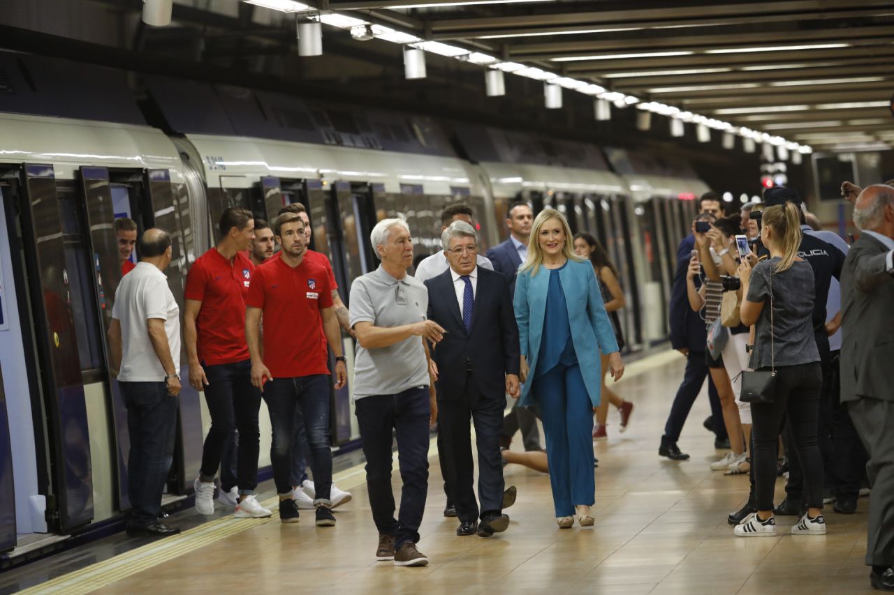 La presidenta y la representación del club han llegado a la estación de Estadio Metropolitano, de la Línea 7 de Metro.