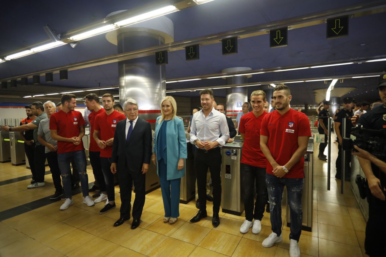 Cristina Cifuentes y Pedro Rollán han presentado junto a Enrique Cerezo y parte de la plantilla del Atlético de Madrid, incluido el entrenador, una campaña para fomentar el uso del transporte público en los desplazamientos al Wanda Metropolitano a partir del próximo 16 de septiembre.