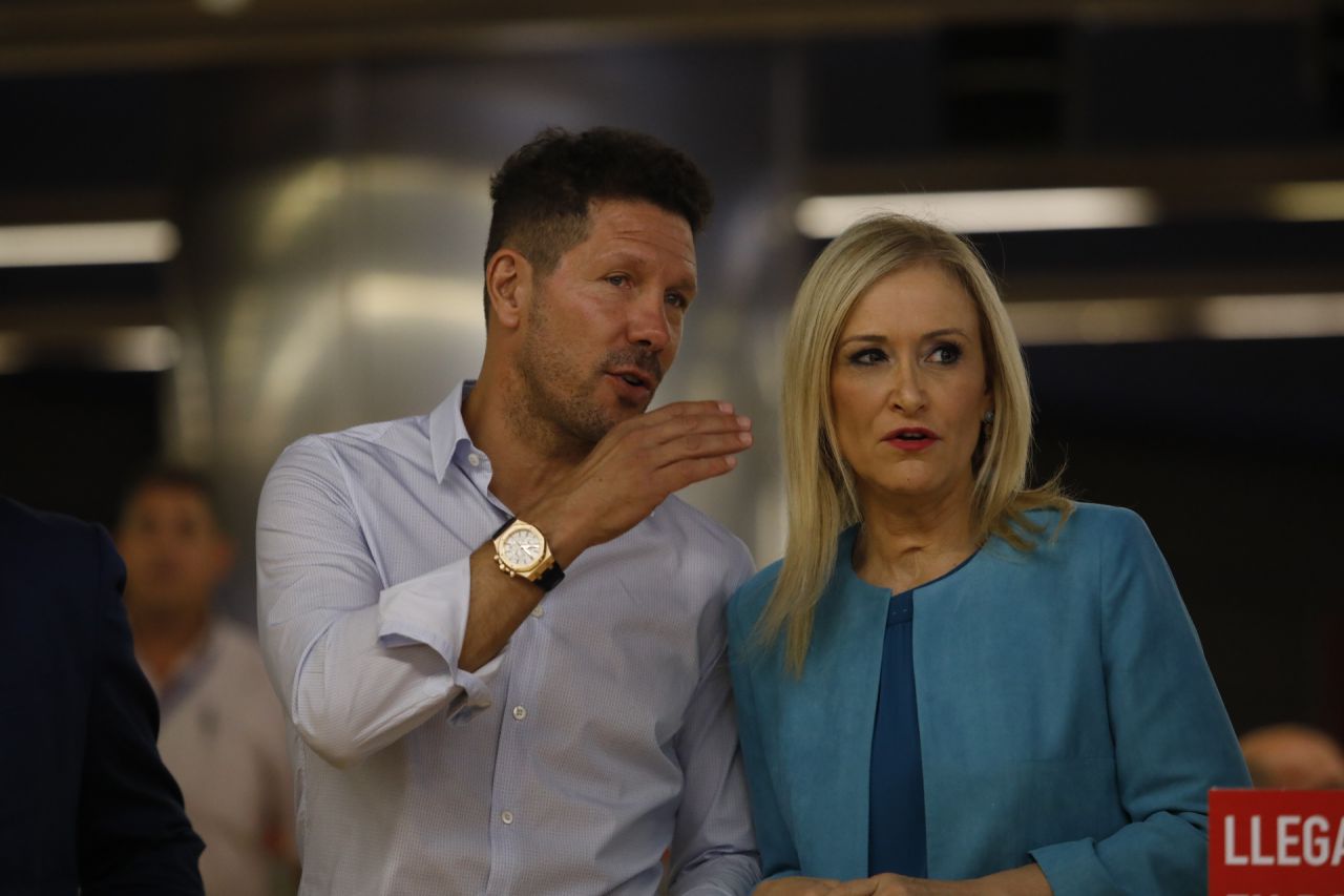 El entrenador del Atlético de Madrid, Diego Pablo Simeone, y la presidenta regional Cristina Cifuentes.
