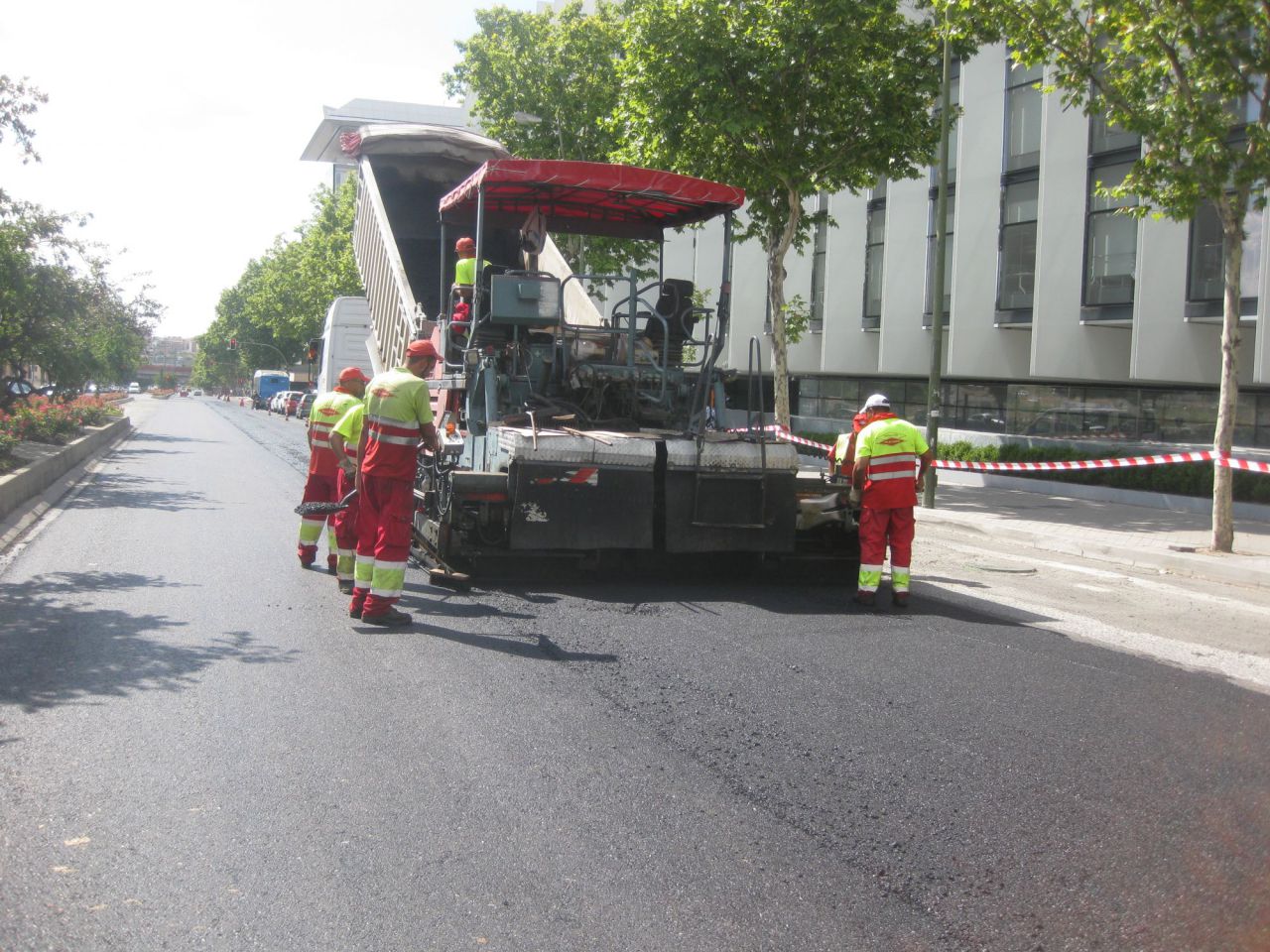 Extendiendo el pavimento reciclado en Méndez Álvaro.