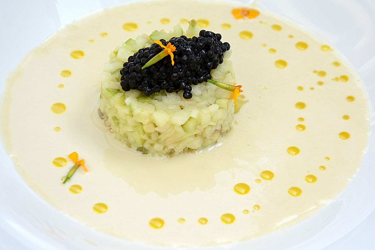Ajoblanco, tartar de manzana y almendra y huevas de arenque.