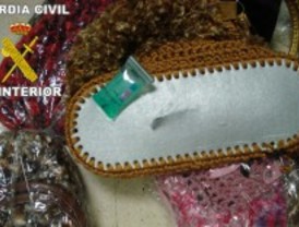 Bolsos y chanclas con cocaína