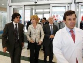 Aguirre visita a los primeros bebés nacidos en el Hospital del Tajo