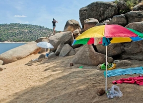 Sombrillas playeras en una de las calas del pantano de San Juan.